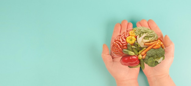 Cerebro hecho de verduras como zanahorias brócoli pimentón alimentos saludables estilo de vida vegano alimentación