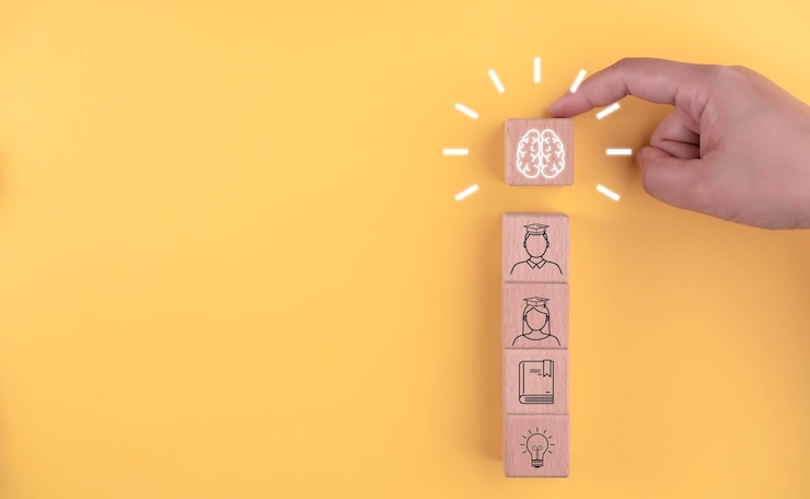 Foto cerebro inteligente con íconos de estudiantes masculinos y femeninos en bloques de madera lecciones de internet en pantalla virtual y seminarios en línea lecciones en línea en una pantalla digital tecnología de internet de educación