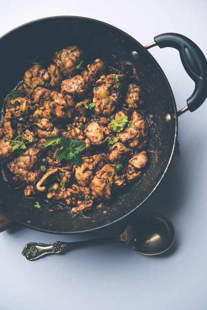 El cerebro o Bheja Fry de cabra, oveja o cordero es un plato popular de la India o Pakistán que se cocina en Bakra Eid (Eid-ul-zuha). servido en karahi, sartén o plato. enfoque selectivo