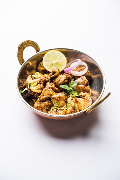 El cerebro o Bheja Fry de cabra, oveja o cordero es un plato popular de la India o Pakistán que se cocina en Bakra Eid (Eid-ul-zuha). servido en karahi, sartén o plato. enfoque selectivo
