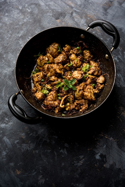 El cerebro o Bheja Fry de cabra, oveja o cordero es un plato popular de la India o Pakistán que se cocina en Bakra Eid (Eid-ul-zuha). servido en karahi, sartén o plato. enfoque selectivo