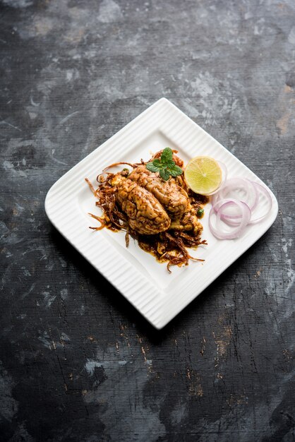 El cerebro o Bheja Fry de cabra, oveja o cordero es un plato popular de la India o Pakistán que se cocina en Bakra Eid (Eid-ul-zuha). servido en karahi, sartén o plato. enfoque selectivo