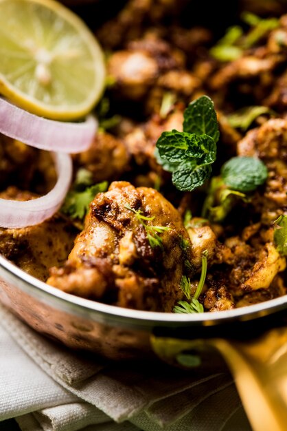 Cérebro ou Bheja Fry de cabra, ovelha ou cordeiro é um prato popular indiano ou paquistanês cozido em Bakra Eid (Eid-ul-zuha). servido em karahi, panela ou prato. foco seletivo