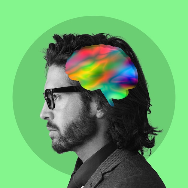Cerebro de pensamiento creativo y rostro de hombre sobre fondo verde con ideas inspiración e innovación Mente de psicología de arte digital y perfil de hombre para lluvia de ideas de inteligencia y conocimiento