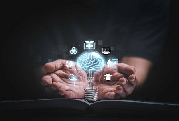 Cerebro virtual dentro de la bombilla en un libro abierto entre dos manos para una idea de pensamiento creativo para resolver el problema del aprendizaje del conocimiento y el concepto de innovación