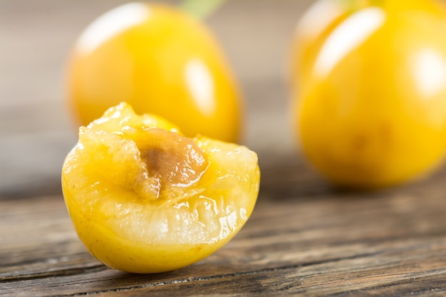 Cereja amarela em um fundo de madeira