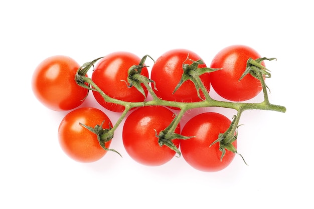 cereja de tomate no galho isolado no fundo branco, traçado de recorte, profundidade total de campo