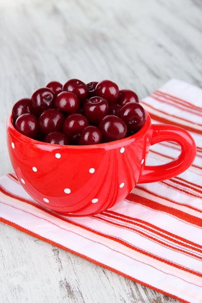 Foto cereja doce em copo em close-up de mesa