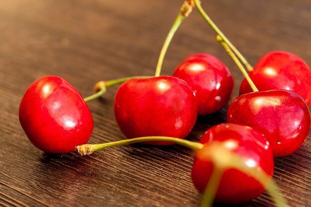 Cereja doce vermelha em uma mesa de madeira