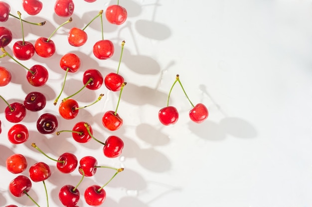 Cereja doce vermelha escura de verão fresco