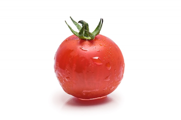 Cereja fresca fresca de tomate isolada no branco