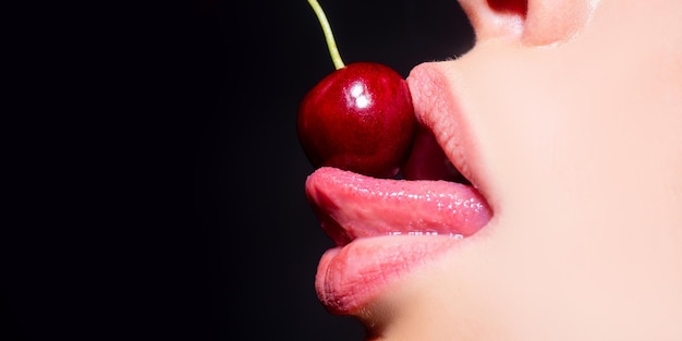Cereja na boca da mulher cerejas nos lábios da mulher lamber a língua macro fechar a boca lamber a cereja