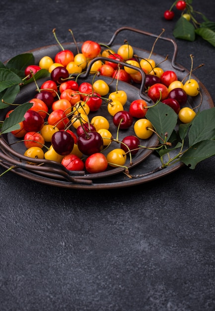 Cereja vermelha e amarela madura fresca