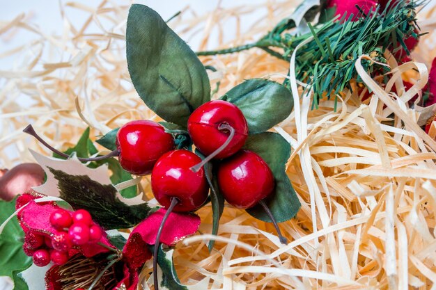 Cereja vermelha para decoração de Natal em fundo de palha no rio de janeiro.