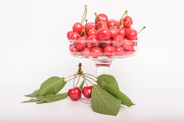 Cerejas Cerejas Cerejas em tigela de cor e guardanapo de cozinha Cereja vermelha Cerejas frescas Cereja no conceito de comida saudável de fundo branco