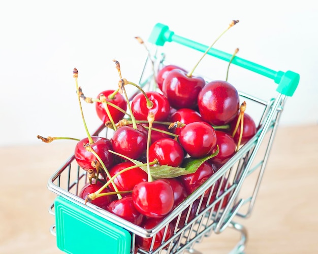 Cerejas doces no carrinho de compras.