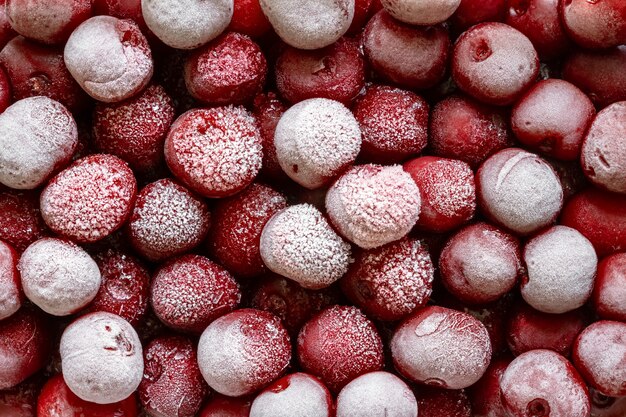 Cerejas doces vermelhas congeladas maduras com gelo