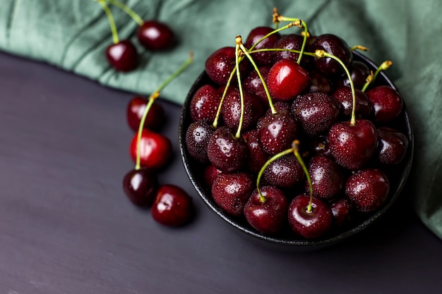 cerejas em recipientes pretos na mesa