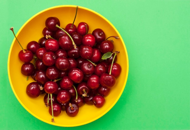 Cerejas em um prato