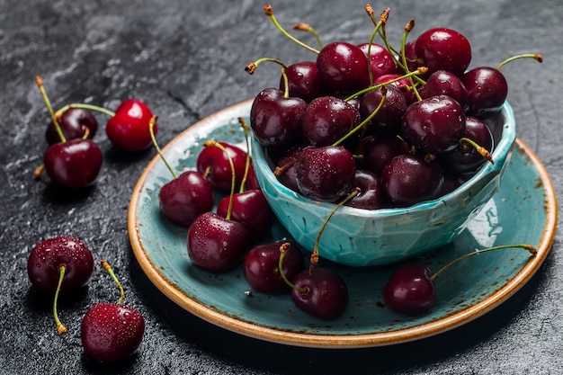 Cerejas em uma tigela com gotas de água