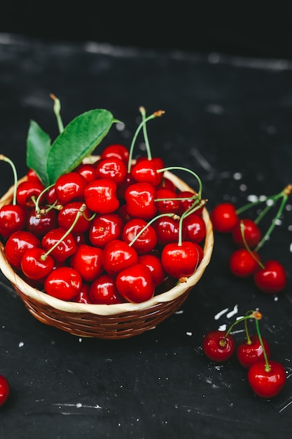 Cerejas frescas colocadas em uma cesta