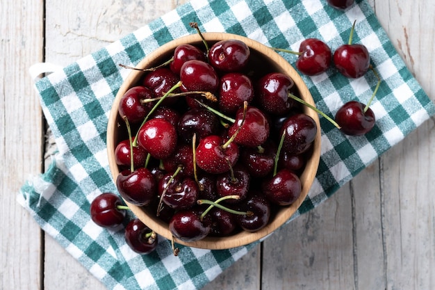 Cerejas frescas com gotas de água