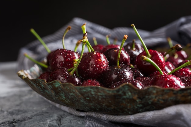 Cerejas frescas com gotas de água.