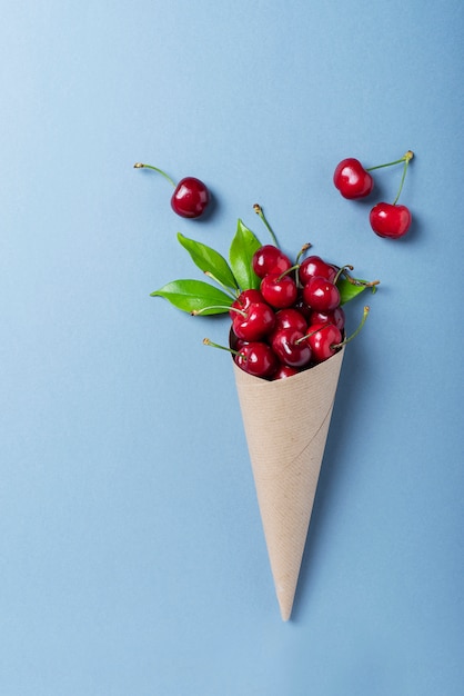 Cerejas frescas doces em cone de papel