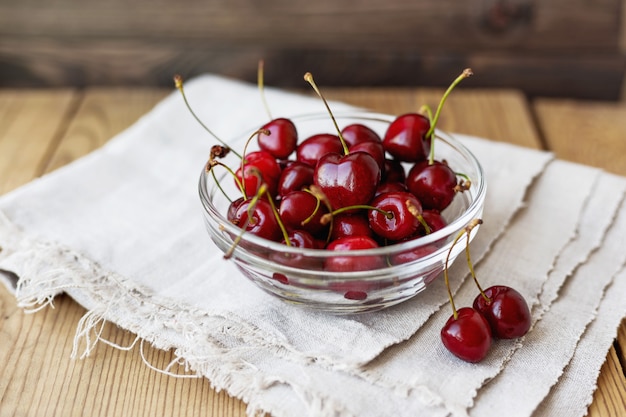 Cerejas frescas e suculentas na tigela de vidro