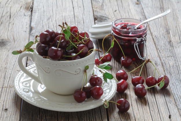 Cerejas frescas em copo na mesa