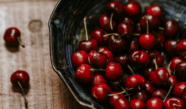 Cerejas frescas em uma tigela preta