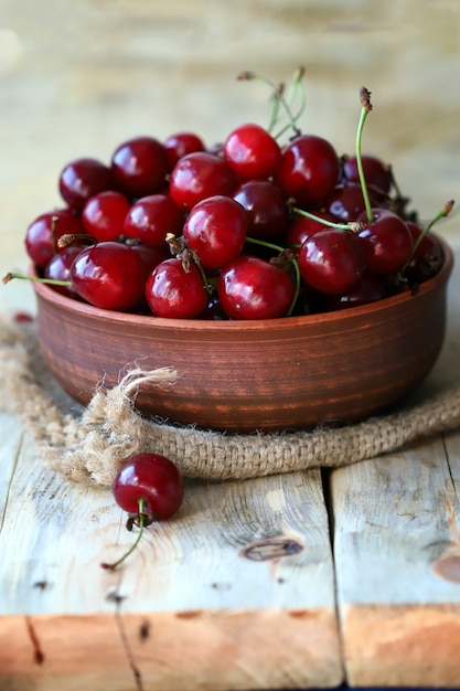 Cerejas frescas grandes em uma tigela