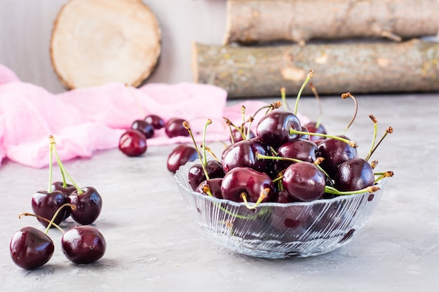 Cerejas frescas maduras em uma tigela de vidro