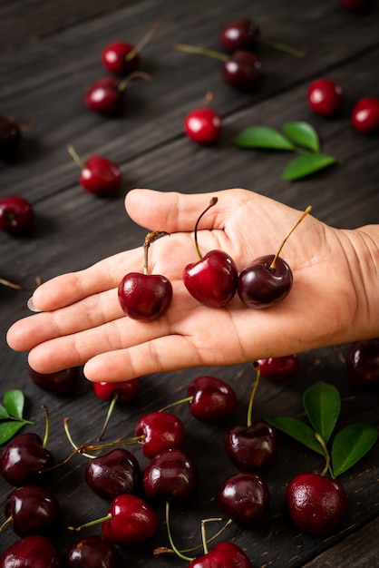 Cerejas frescas na mão