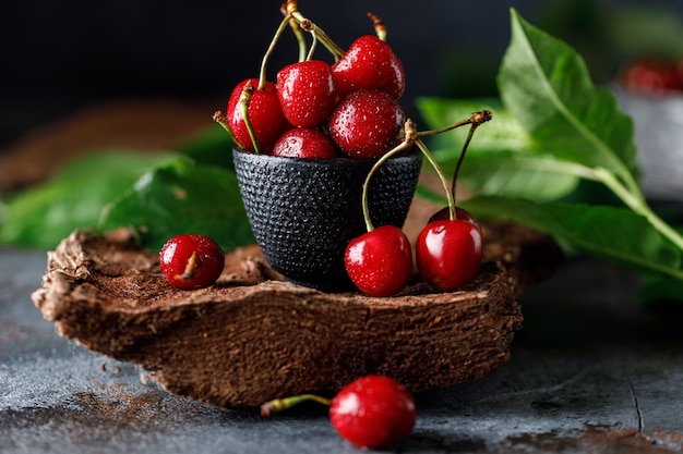 Cerejas frescas na mesa com gotas de água