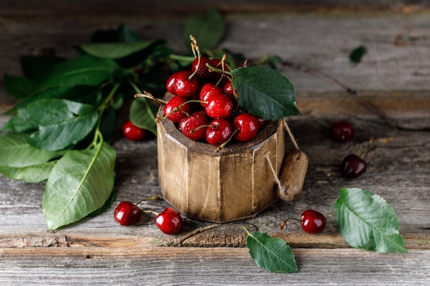 Cerejas frescas na mesa com gotas de água