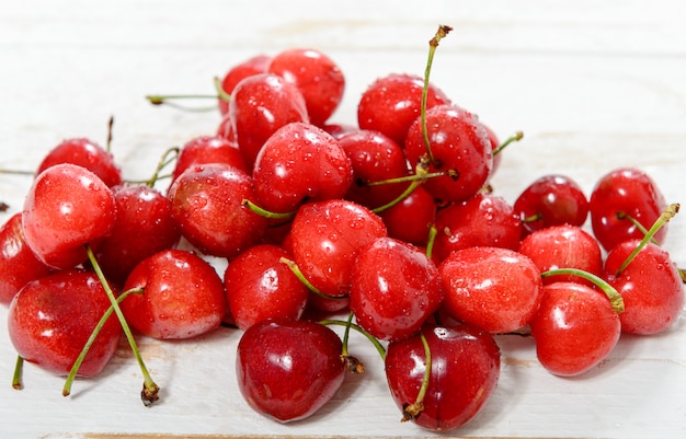 Cerejas frescas na mesa de madeira