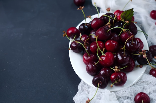 Cerejas frescas no prato