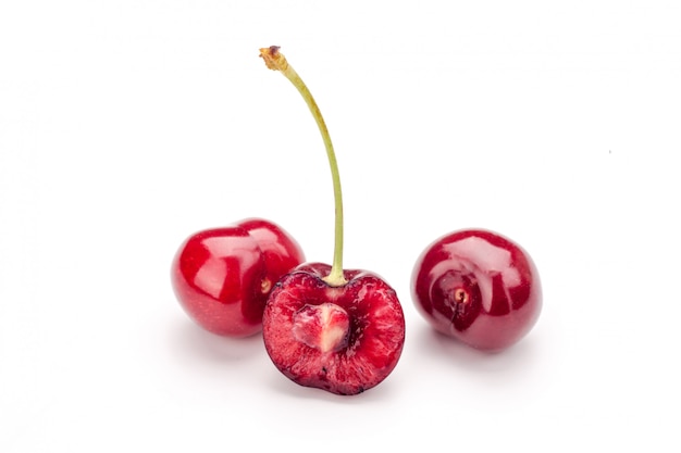 Cerejas isoladas no branco