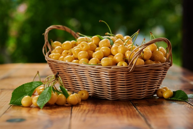 Cerejas maduras em uma cesta de vime