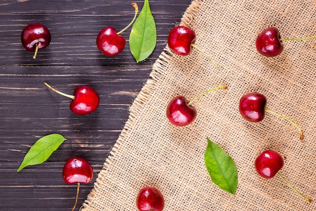 Cerejas maduras frescas para o fundo