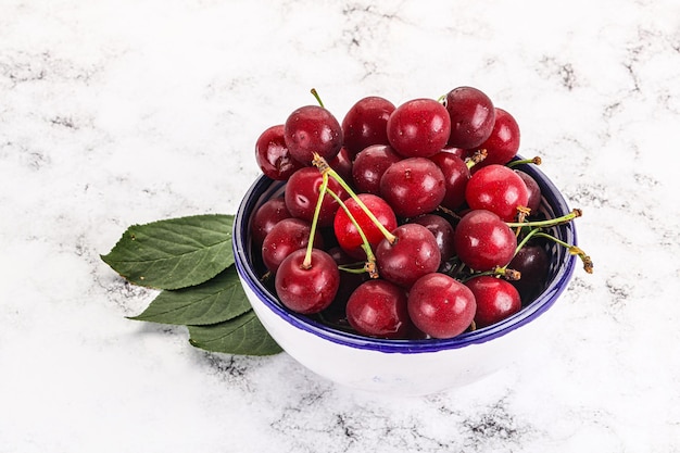 Cerejas orgânicas maduras, doces e suculentas