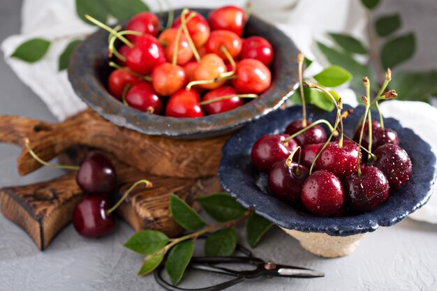 Cerejas vermelhas e doces frescas