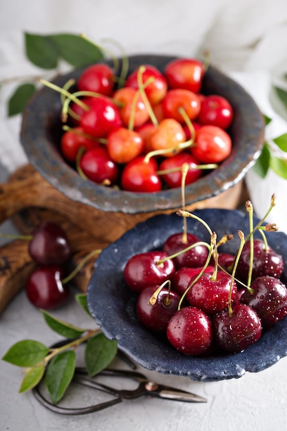 Foto cerejas vermelhas e doces frescas