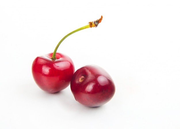 Cerejas vermelhas isoladas frescas