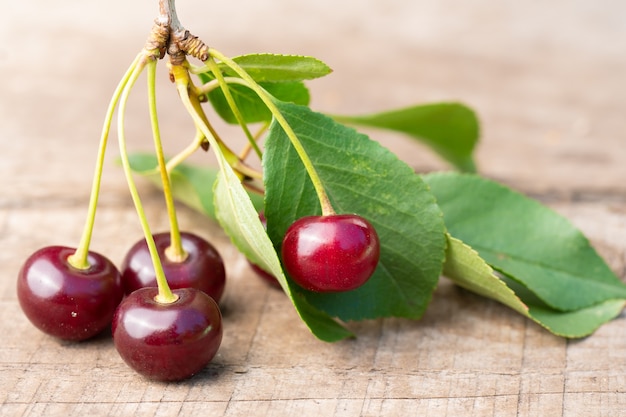 Cerejas vermelhas maduras em tábuas velhas