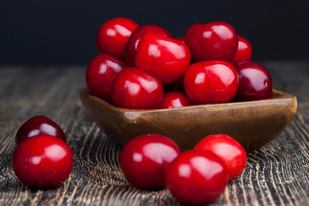 Cerejas vermelhas maduras frescas, cerejas maduras colhidas de cor vermelha