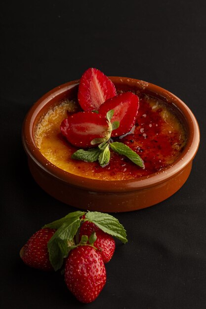 Cereme brulée mit Erdbeere