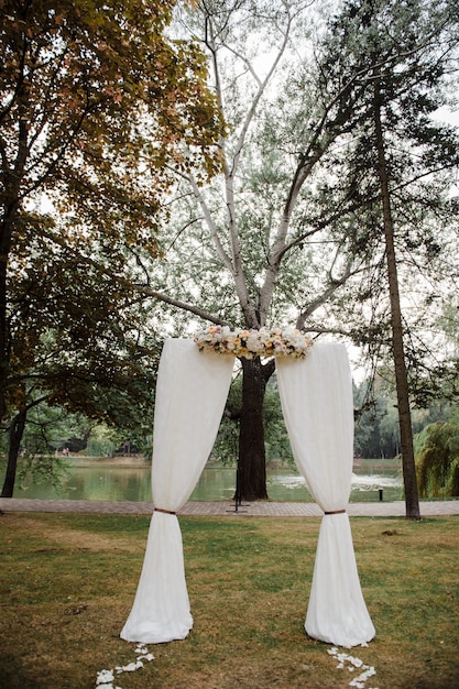 Foto ceremonia de boda, arco. decoración de boda