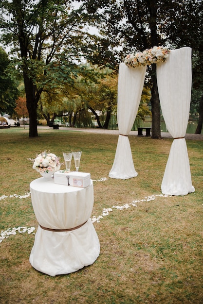 Foto ceremonia de boda, arco. decoración de boda